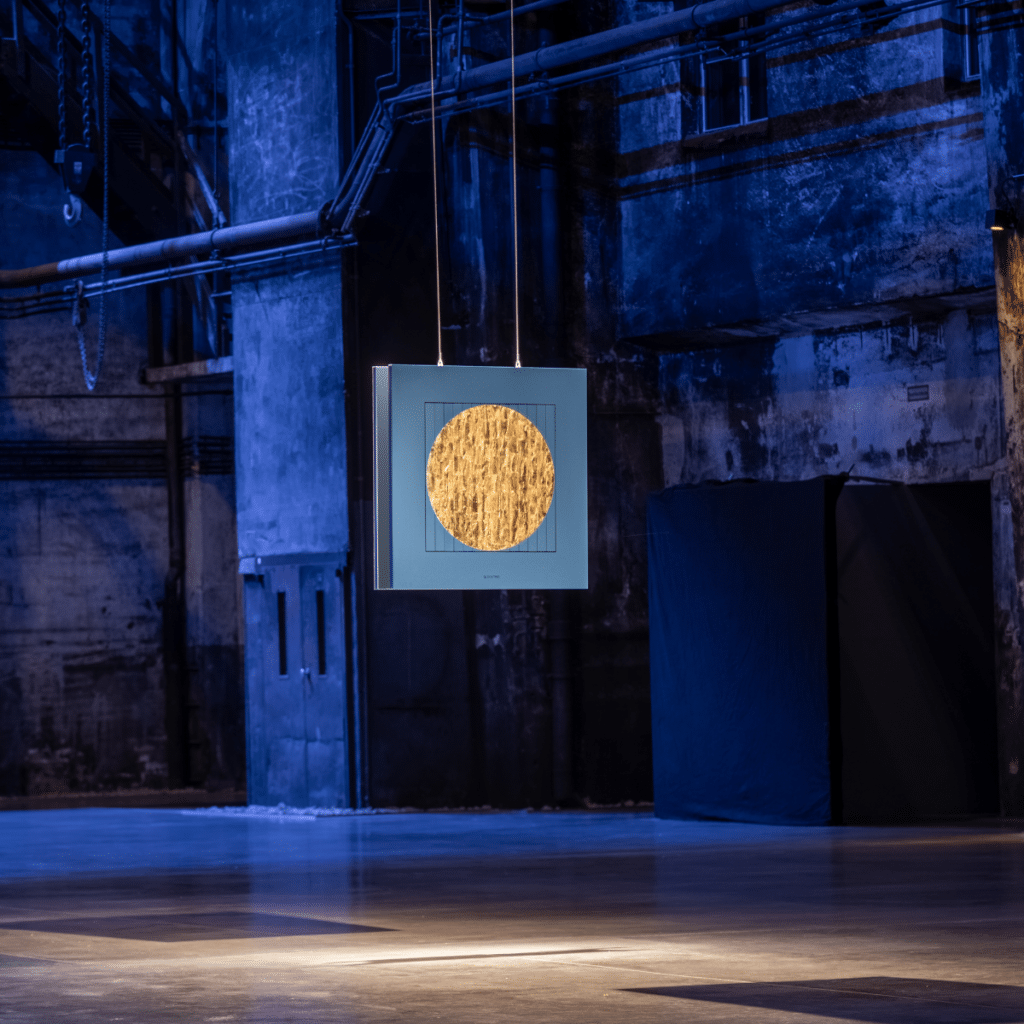 Qlocktwo Moon – Midnight Gold 90