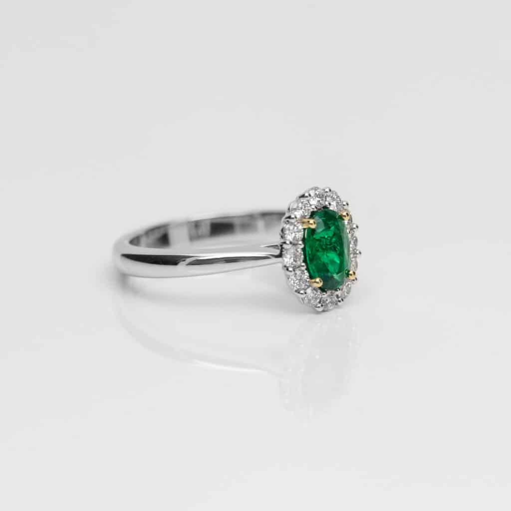 Van Hell Specials Ring 18 karaat witgoud met diamant en smaragd 04-764