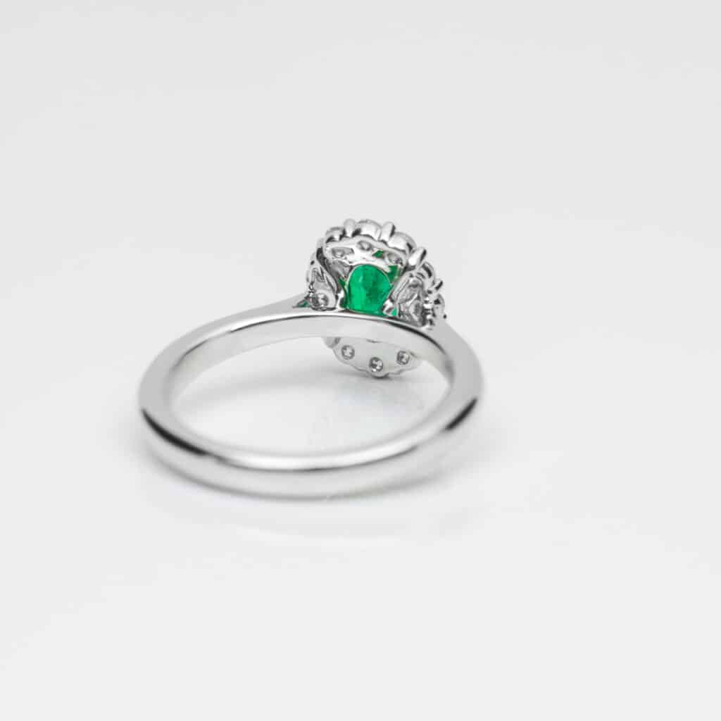 Van Hell Specials Ring 18 karaat witgoud met diamant en smaragd 04-764