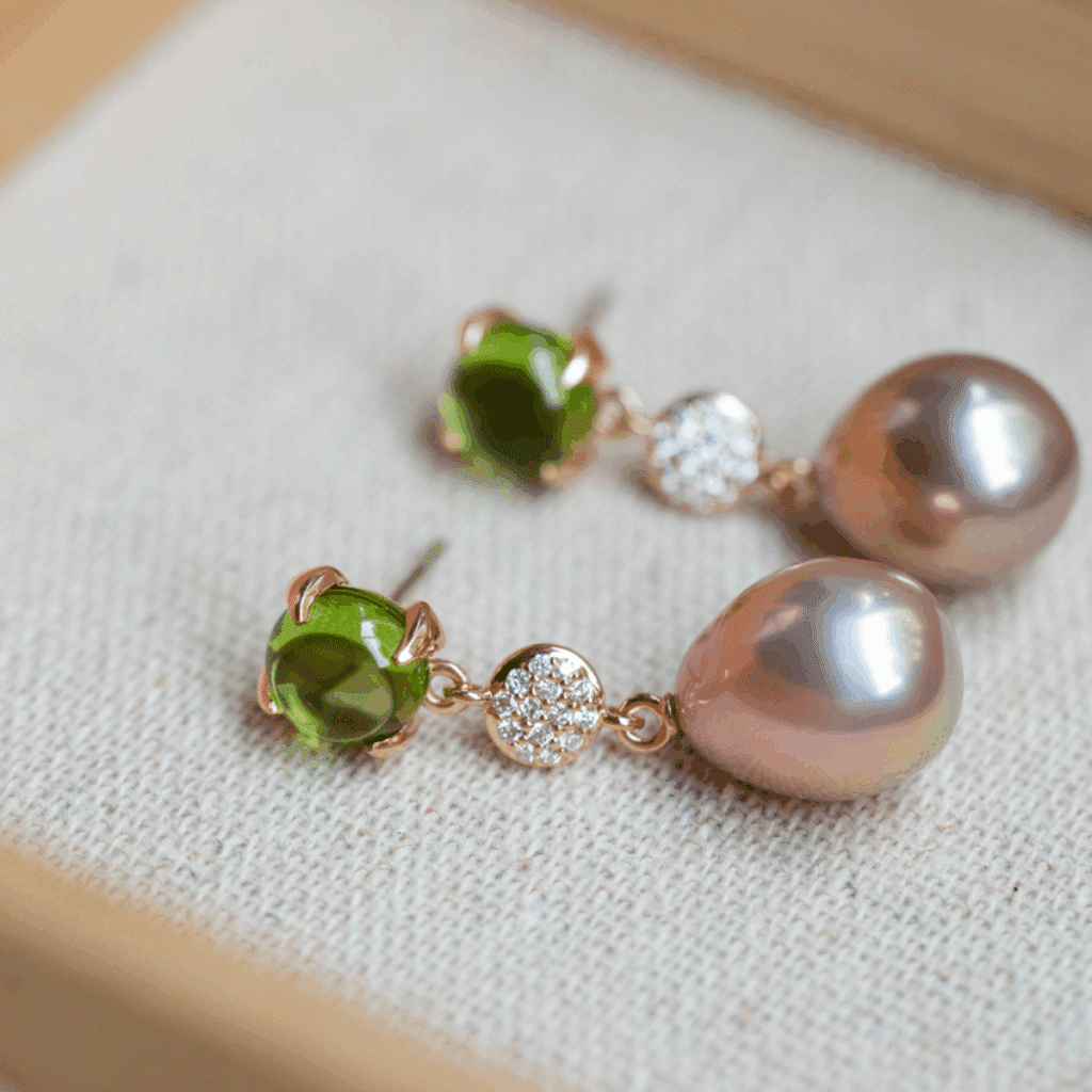 Bron Catch roségouden oorhangers met zoetwaterparel, peridot en diamant 8OR4858PECBRZRB11